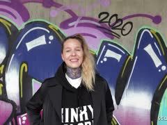 Deutsches Tattooluder zuvor dieser Graffitiwand abgeschleppt