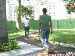 Durchtrainierter Lateinamerikaner schleppt Boy in Grünanlage statt dessen Blowjob ab