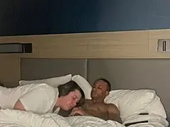 Eine schwarzer Muskelmann fickt die Fette im Falle