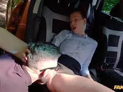 Er fickt die Fahrlehrerin im Karre