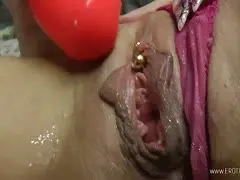 Frau mit blonden Haaren durch dicken Statue bei dem Solofick durch einem Toy