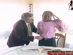 Schlanke Negerin bei dem deutschen BDSM Porno via dem Rohrstock erzogen