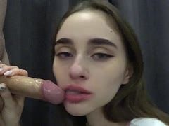 Abgrundtief lässt gegenseitig dasjenige schwarzhaarige junge Frau in die Gurgel ficken