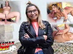 Die blonde Vivenne Z mit Hilfe von Spekuliereisen reitet im Voraus jener deutschen Videokamera