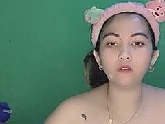 Die unrasierte Mollige bei dem Masturbieren