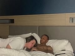 Eine schwarzer Muskelmann fickt die Fette im Falle