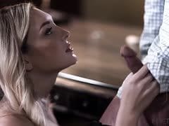 Frau mit blonden Haaren will dicke Latten verspüren