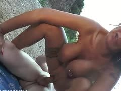 Tittenschlampe lässt einander draußen vögeln